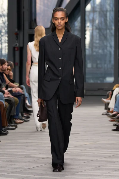 Look 10